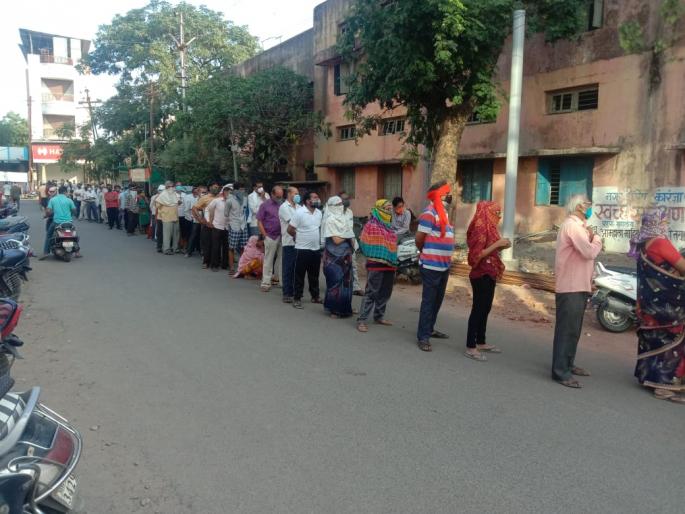 Queues in the sun for vaccinations; What if there is a heat stroke? | लसीकरणासाठी भर उन्हात रांग; उष्माघात झाला तर? Queues in the sun for vaccinations; What if there is a heat stroke? | लसीकरणासाठी भर उन्हात रांग; उष्माघात झाला तर?
