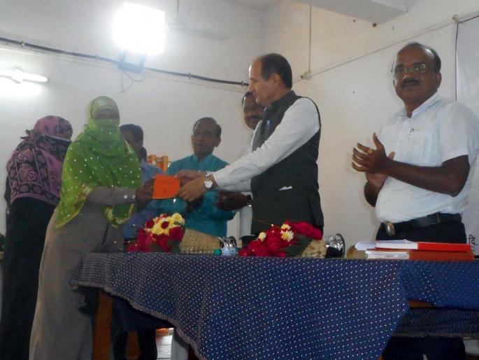 Distribution of ration cards to 279 beneficiaries in karanja | कारंजात २७९ लाभार्थींना रेशनकार्डचे वितरण Distribution of ration cards to 279 beneficiaries in karanja | कारंजात २७९ लाभार्थींना रेशनकार्डचे वितरण