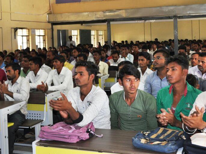 Washim District: 248 unemployed primary workers from employment gathering! | वाशिम जिल्हा  : रोजगार मेळाव्यातून २४८ बेरोजगारांची प्राथमिक निवड !