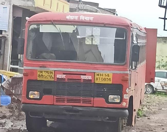 Suspected smuggling of rice; Police seize cargo bus! | तांदळाच्या चोरट्या वाहतुकीचा संशय; पोलिसांनी पकडली मालवाहु बस!