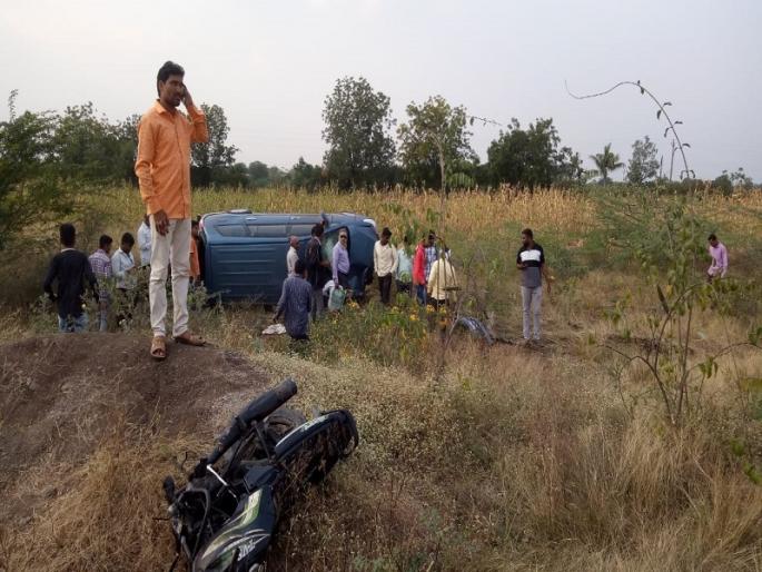 Motorcyclist killed by car near Karnjin; Three people were injured | करंजीनजीक कार धडकेने मोटारसायकलस्वार ठार; तीन जण जखमी 