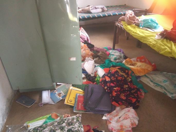 Robbery at Joharwadi in Karanji area; Looted four lakhs | करंजी परिसरातील जोहारवाडीत जबरी चोरी; चार लाखांचा ऐवज लांबविला