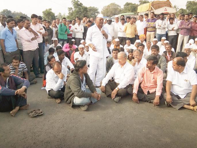 Power supply gains to farmers from nagar-Pathardi highway road stop | नगर-पाथर्डी महामार्ग अडविताच शेतक-यांना मिळाली वीज