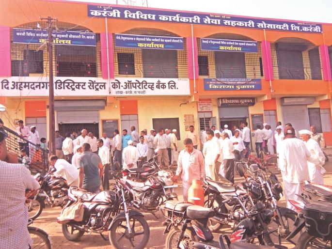 Thunderstorms; Two grocery stores burst | करंजीत चोरट्यांचा धुमाकूळ; दोन किराणा दुकान फोडले Thunderstorms; Two grocery stores burst | करंजीत चोरट्यांचा धुमाकूळ; दोन किराणा दुकान फोडले