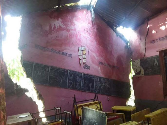 Karanpada District Shop risky | करणपाडा जि.प.शाळा धोकेदायक Karanpada District Shop risky | करणपाडा जि.प.शाळा धोकेदायक