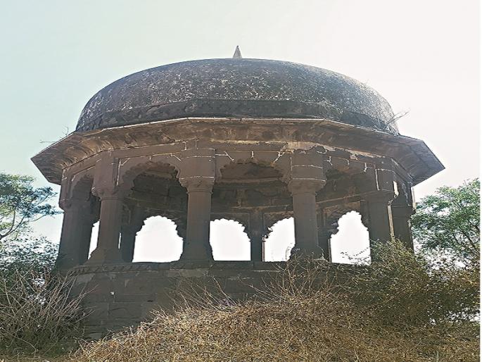 The memorial of Deccan's governor, Maharaja Karan Singh, was neglected | दख्खनचे सुभेदार महाराजा करणसिंहाचे स्मारक दुर्लक्षित