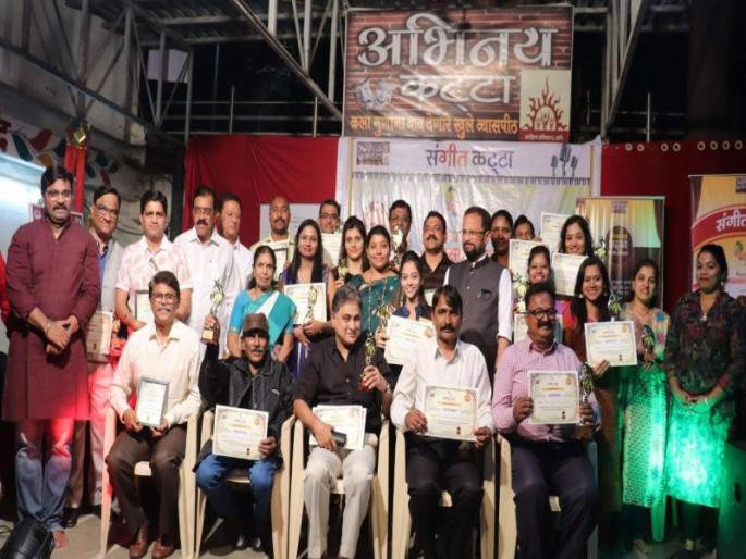 Pratiksha Gaikwad, Sanjay Salvi, Suresh Rajguru, Karaoke singing champion |  कराओके गायन स्पर्धेत प्रतिक्षा गायकवाड, संजय साळवी,सुरेश राजगुरू ठरले प्रथम क्रमांकाचे मानकरी 