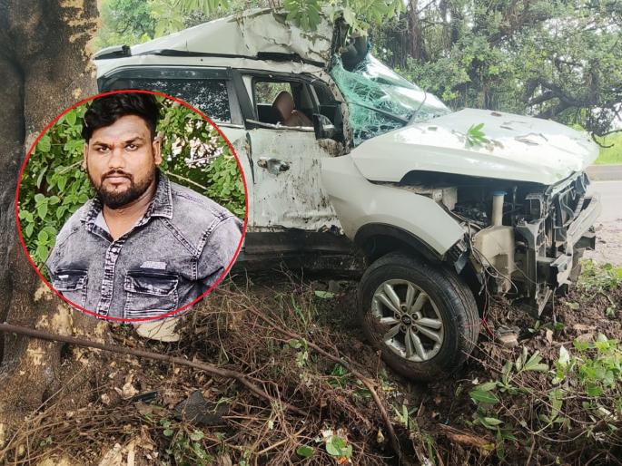 The winding road, water poured into it; A speeding car crashes into a tree, killing one | वळण रस्ता, त्यात पाणी तुंबले; भरधाव कार नियंत्रण सुटून झाडावर धडकली, एकाचा मृत्यू The winding road, water poured into it; A speeding car crashes into a tree, killing one | वळण रस्ता, त्यात पाणी तुंबले; भरधाव कार नियंत्रण सुटून झाडावर धडकली, एकाचा मृत्यू