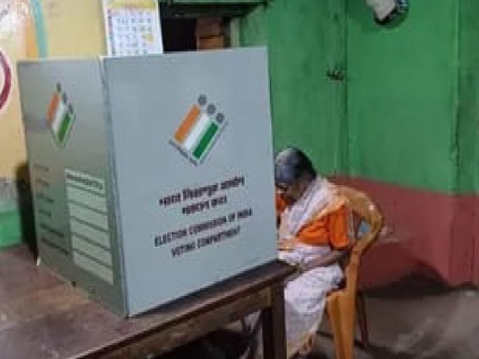 A 101 year old grandmother from Karivade exercised her right to vote | Sindhudurg: कारिवडे येथील १०१ वर्षाच्या आजींनी बजावला मतदानाचा हक्क! A 101 year old grandmother from Karivade exercised her right to vote | Sindhudurg: कारिवडे येथील १०१ वर्षाच्या आजींनी बजावला मतदानाचा हक्क!