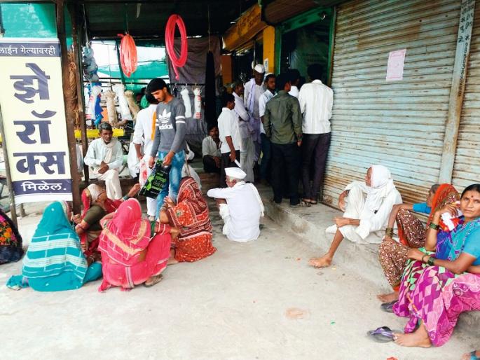 Farmers of Marathwada to pay for waiving loan application! | कर्जमाफीचे अर्ज भरण्यासाठी मराठवाड्यातील शेतकरी वाशिमात ! Farmers of Marathwada to pay for waiving loan application! | कर्जमाफीचे अर्ज भरण्यासाठी मराठवाड्यातील शेतकरी वाशिमात !