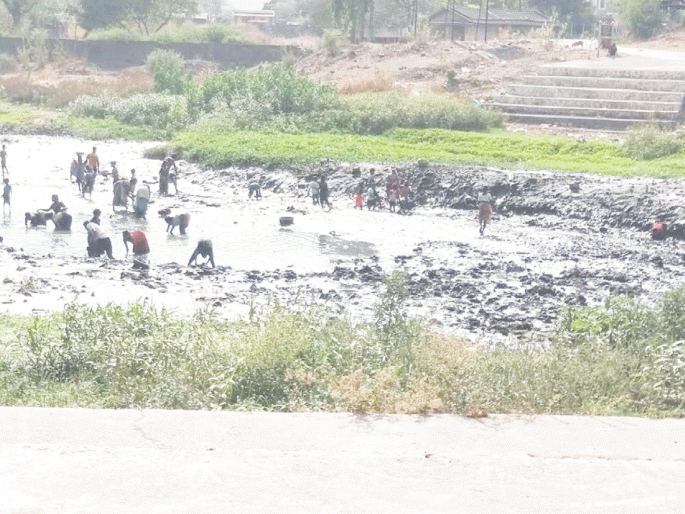 After a year, the Muhurat's work on the bridge near the Nerul dam | नेरळ धरणाजवळील पुलाच्या कामाला वर्षभरानंतर मुहूर्त After a year, the Muhurat's work on the bridge near the Nerul dam | नेरळ धरणाजवळील पुलाच्या कामाला वर्षभरानंतर मुहूर्त