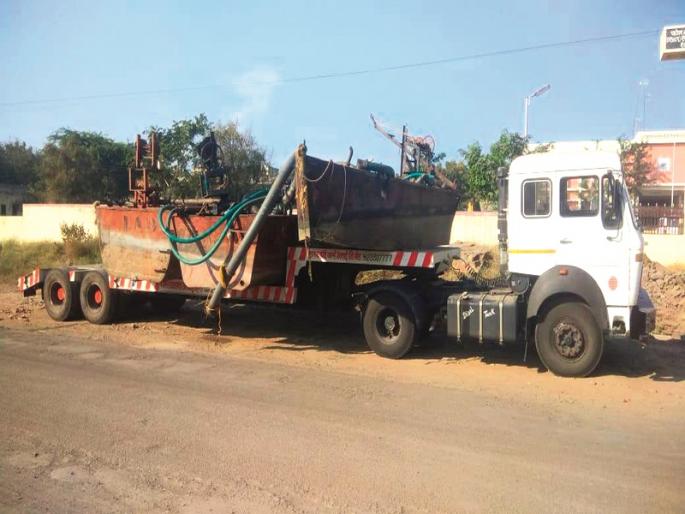 Thirteen and a half lakh boats of sand smugglers seized | वाळू तस्करांच्या साडेतेरा लाखांच्या बोटी जप्त