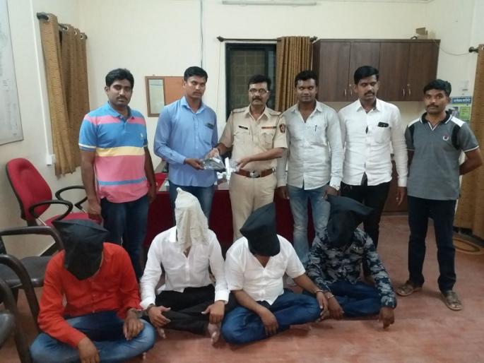 Karjat police arrested the gang of dacoits | दरोड्याच्या तयारीतील टोळी कर्जत पोलिसांनी पकडली Karjat police arrested the gang of dacoits | दरोड्याच्या तयारीतील टोळी कर्जत पोलिसांनी पकडली