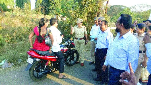 Gandhinagar in the Transport Safety Mission of Karjat city | कर्जत शहरात वाहतूक सुरक्षा अभियानात गांधीगिरी  Gandhinagar in the Transport Safety Mission of Karjat city | कर्जत शहरात वाहतूक सुरक्षा अभियानात गांधीगिरी