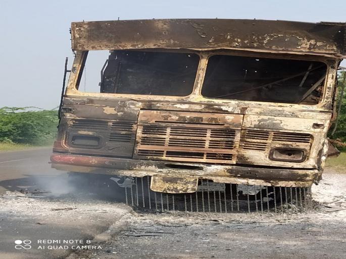 Thrill of 'The Burning Truck' on Nagar-Solapur route | नगर-सोलापूर मार्गावर ‘द बर्निग ट्रक’ चा थरार Thrill of 'The Burning Truck' on Nagar-Solapur route | नगर-सोलापूर मार्गावर ‘द बर्निग ट्रक’ चा थरार