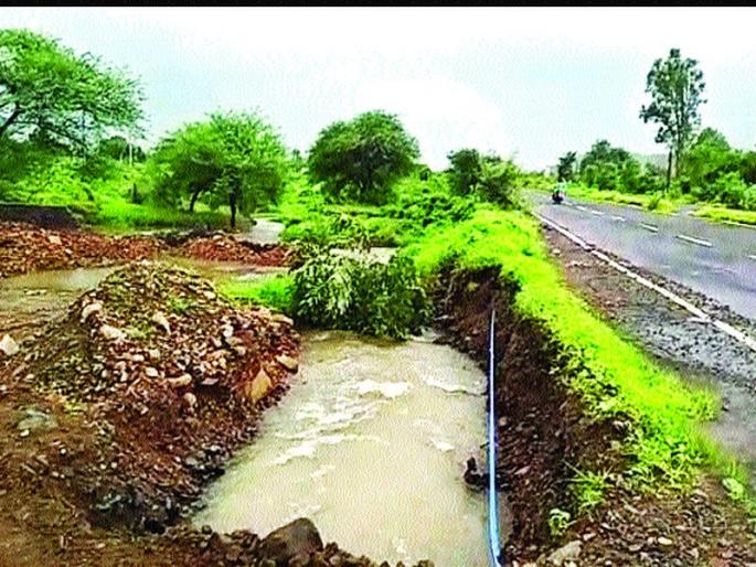 In the case of the Karjat-Kalyan Highway expenditure | कर्जत-कल्याण राज्यमार्ग खचण्याच्या स्थितीत In the case of the Karjat-Kalyan Highway expenditure | कर्जत-कल्याण राज्यमार्ग खचण्याच्या स्थितीत