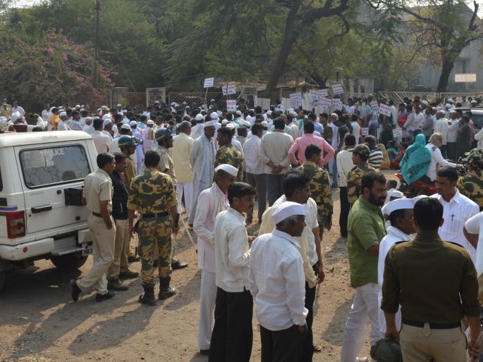  Returning bank officer to take possession of the factory | कारखान्याचा ताबा घेण्यासाठी आलेले बँक अधिकारी माघारी