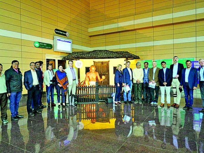 The Mayor of Karlsruh, Germany was impressed with the Nagpur metro | नागपूर मेट्रो पाहून जर्मनीच्या कार्ल्सरूहचे महापौर प्रभावित The Mayor of Karlsruh, Germany was impressed with the Nagpur metro | नागपूर मेट्रो पाहून जर्मनीच्या कार्ल्सरूहचे महापौर प्रभावित