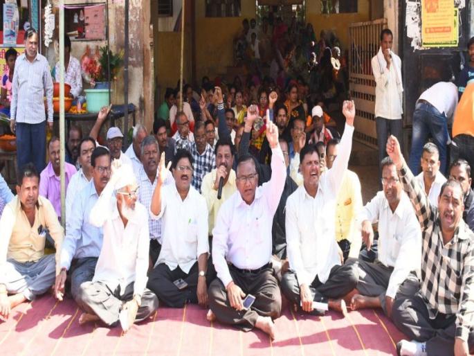 Strike 700 municipal staff for the pay commission | वेतन आयोगासाठी 700 पालिका कर्मचारी संपावर Strike 700 municipal staff for the pay commission | वेतन आयोगासाठी 700 पालिका कर्मचारी संपावर