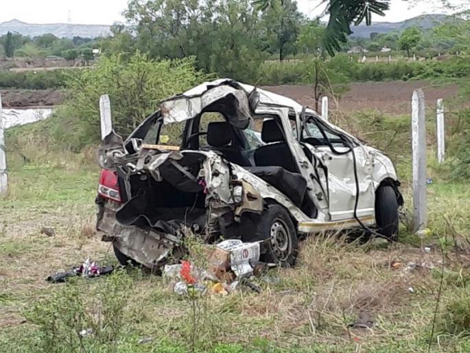 Aurangabad youth car crash in Karmad; Three killed on the spot | औरंगाबादच्या युवकांच्या गाडीला करमाडजवळ भीषण अपघात; चारजण ठार    Aurangabad youth car crash in Karmad; Three killed on the spot | औरंगाबादच्या युवकांच्या गाडीला करमाडजवळ भीषण अपघात; चारजण ठार