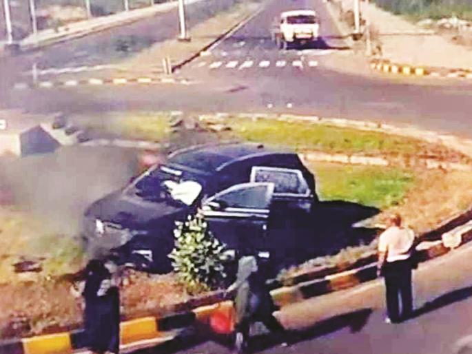 Car flies into the air after not anticipating a speed bump, hits a divider and catches fire; Five people survive | गतिरोधकाचा अंदाज न आल्याने कार हवेत उडाली, दुभाजकला धडकुन पेट; पाच जण बचावले