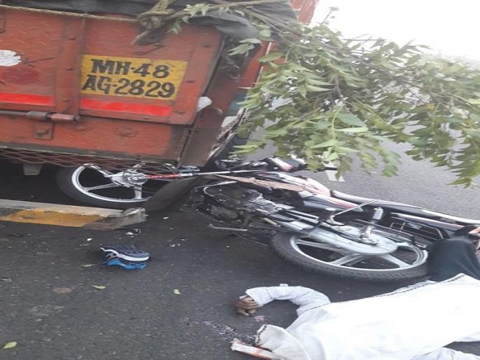 Bad trick bikes hit, one killed | नादुरुस्त ट्रकला दुचाकीची धडक, एक ठार Bad trick bikes hit, one killed | नादुरुस्त ट्रकला दुचाकीची धडक, एक ठार
