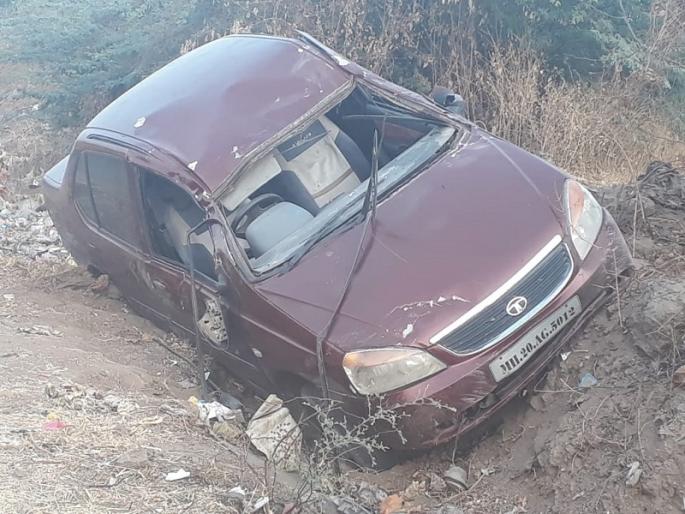 Two injured in car accident | कार अपघातात दोन जखमी