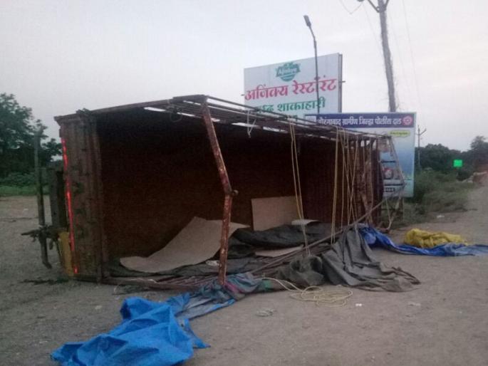 Due to not getting the bus, the people from buldhana hire a truck for going home to Diwali; 2 killed in a devastating accident 12 | बस न मिळाल्याने ट्रक करून दिवाळीसाठी गावी निघालेल्या नागरिकांवर काळाचा घाला; भीषण अपघातात 2 ठार 12 जखमी Due to not getting the bus, the people from buldhana hire a truck for going home to Diwali; 2 killed in a devastating accident 12 | बस न मिळाल्याने ट्रक करून दिवाळीसाठी गावी निघालेल्या नागरिकांवर काळाचा घाला; भीषण अपघातात 2 ठार 12 जखमी