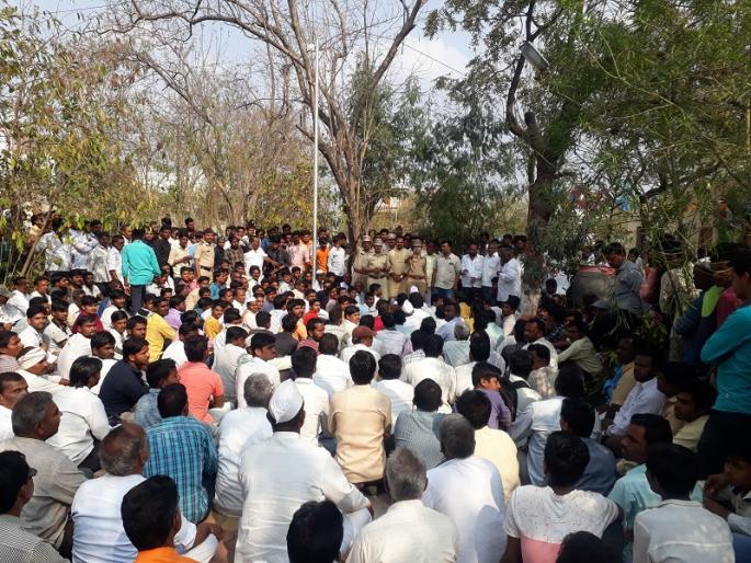 Citizens' stance to demand the suspension of the soldier | फौजदाराला निलंबित करण्याच्या मागणीसाठी नागरिकांचा ठिय्या Citizens' stance to demand the suspension of the soldier | फौजदाराला निलंबित करण्याच्या मागणीसाठी नागरिकांचा ठिय्या