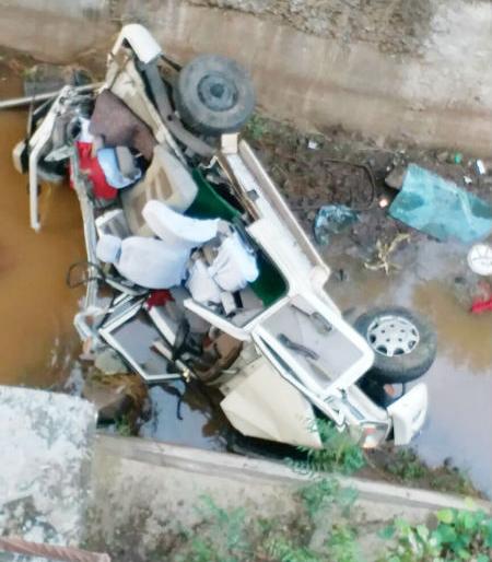 At Karamalaya, a jeep collapsed from the bridge and killed three on the spot | करमाळयाजवळ पुलावरून जीप कालव्यात कोसळली, तिघे जागीच ठार At Karamalaya, a jeep collapsed from the bridge and killed three on the spot | करमाळयाजवळ पुलावरून जीप कालव्यात कोसळली, तिघे जागीच ठार