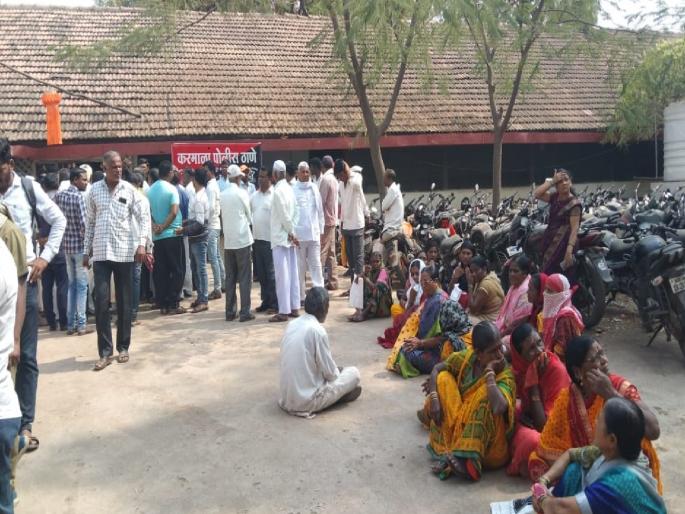 In front of the police station in Karmala to get deposits, the depositors are aggressive | ठेवी मिळवण्यासाठी करमाळ्यात पोलिस ठाण्यासमोर ठिय्या मारला, ठेवीदार आक्रमक  In front of the police station in Karmala to get deposits, the depositors are aggressive | ठेवी मिळवण्यासाठी करमाळ्यात पोलिस ठाण्यासमोर ठिय्या मारला, ठेवीदार आक्रमक