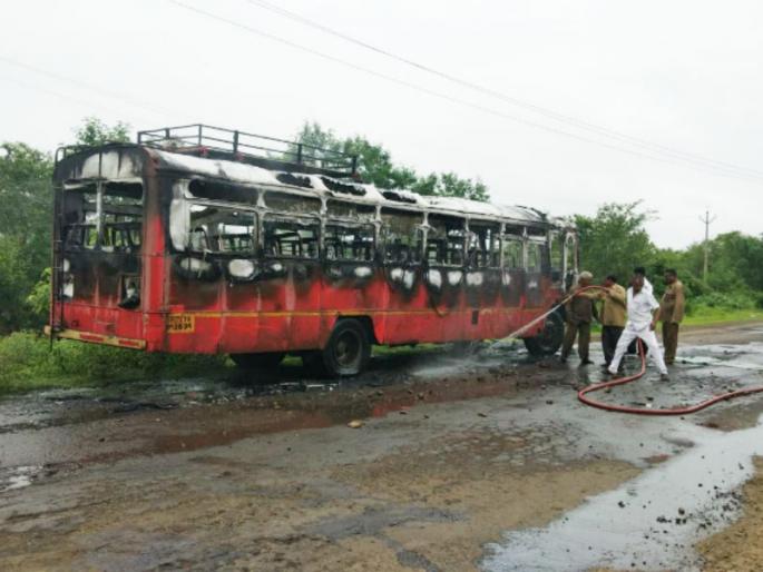Maratha reservation; Bus burning in Barshi, 100% response to the closure of the district | मराठा आरक्षण ; बार्शीत बस जाळली, जिल्ह्यातील ठिकठिकाणच्या बंदला १०० टक्के प्रतिसाद Maratha reservation; Bus burning in Barshi, 100% response to the closure of the district | मराठा आरक्षण ; बार्शीत बस जाळली, जिल्ह्यातील ठिकठिकाणच्या बंदला १०० टक्के प्रतिसाद