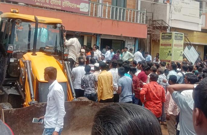 Bank slab collapsed; 1 employee injured | करमाळ्यातील महाराष्ट्र बँकेचा स्लॅब कोसळला; एक जण ठार, २५ कर्मचारी जखमी Bank slab collapsed; 1 employee injured | करमाळ्यातील महाराष्ट्र बँकेचा स्लॅब कोसळला; एक जण ठार, २५ कर्मचारी जखमी