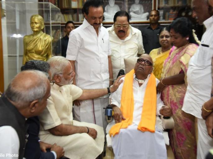 Karunanidhi Death Update: 'The country has lost a big leader', Mr Modi, Pawar, and Fadnavis are also mourned by Rajinikanth. | Karunanidhi Death Update : 'देशाने मास लिडर गमावला', राष्ट्रपती कोविंद, मोदी, पवारांसह रजनीकांतकडून श्रद्धांजली