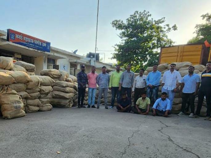 Goods worth half a crore including Gutkha seized at Nagaj Phata | नागज फाट्यावर गुटख्यासह सव्वा कोटीचा माल जप्त Goods worth half a crore including Gutkha seized at Nagaj Phata | नागज फाट्यावर गुटख्यासह सव्वा कोटीचा माल जप्त