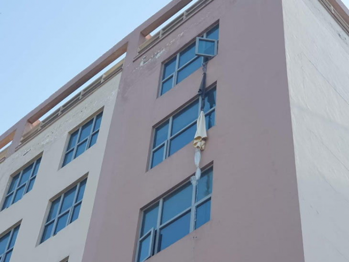 CoronaVirus: A Corona suspect patient jumps from the sixth floor to escape, but ... rkp | CoronaVirus : संभाव्य कोरोना बाधित रुग्णाने पळून जाण्यासाठी मारली सहाव्या मजल्यावरून उडी, पण...