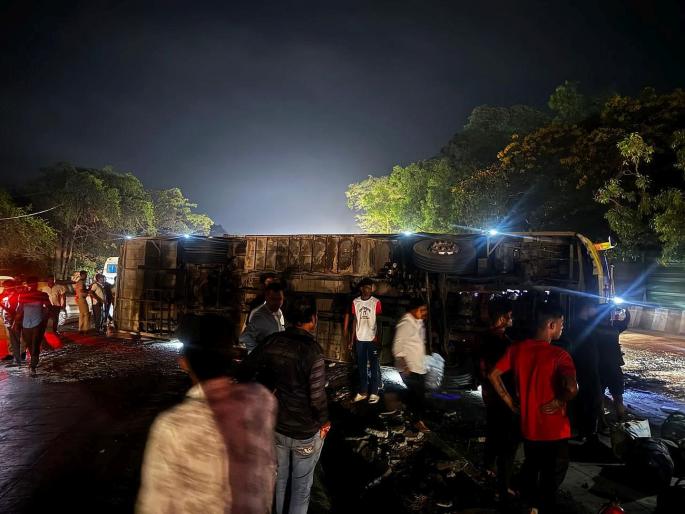 Borivali to Sawantwadi Private passenger bus overturns in Karnala; two passengers die | कर्नाळा येथे खाजगी प्रवासी बस उलटली; दोन प्रवाशांचा मृत्यू Borivali to Sawantwadi Private passenger bus overturns in Karnala; two passengers die | कर्नाळा येथे खाजगी प्रवासी बस उलटली; दोन प्रवाशांचा मृत्यू