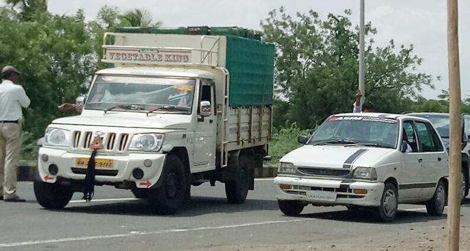 On the radar in the suburb of MH 13, due to Solapur police | सोलापूरच्या पोलिसांमुळं एमएच - १३ क्रमांकाची गाडी परराज्यात रडारवर