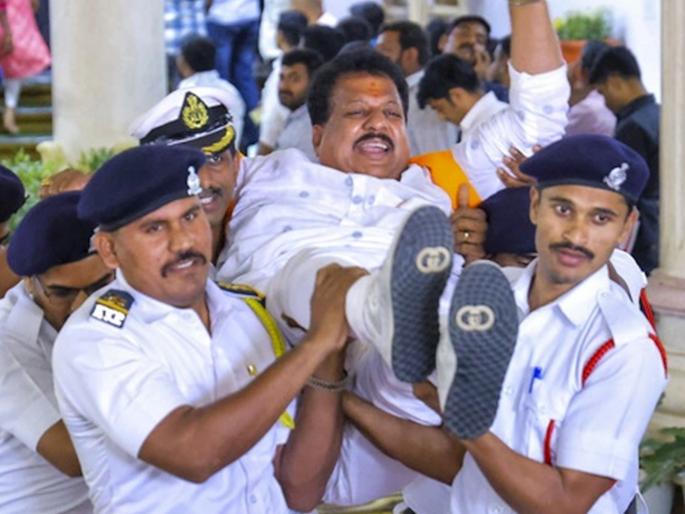 Unprecedented chaos in Karnataka Assembly; 18 BJP MLAs suspended for 6 months | कर्नाटक विधानसभेत अभूतपूर्व गोंधळ; भाजपचे १८ आमदार ६ महिने निलंबित Unprecedented chaos in Karnataka Assembly; 18 BJP MLAs suspended for 6 months | कर्नाटक विधानसभेत अभूतपूर्व गोंधळ; भाजपचे १८ आमदार ६ महिने निलंबित