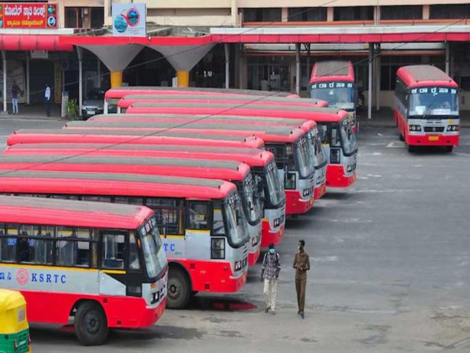 Karnataka woman was looking out of the bus window her head got separated from the body after being hit by a truck | बसच्या बाहेर डोकावून पहात असताना विरुद्ध दिशेने आला ट्रक; महिलेचे शीर धडापासून झालं वेगळं Karnataka woman was looking out of the bus window her head got separated from the body after being hit by a truck | बसच्या बाहेर डोकावून पहात असताना विरुद्ध दिशेने आला ट्रक; महिलेचे शीर धडापासून झालं वेगळं