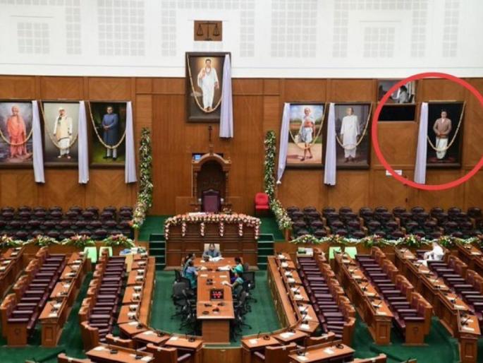 bjp sudhir mungantiwar slams congress siddaramaiah govt over decision to remove veer savarkar photo from karnataka assembly | “लिहून घ्या, सावरकरांचा अपमान केला, आता सिद्धरामय्यांचे सरकार पडणार”; भाजपा नेत्यांची टीका bjp sudhir mungantiwar slams congress siddaramaiah govt over decision to remove veer savarkar photo from karnataka assembly | “लिहून घ्या, सावरकरांचा अपमान केला, आता सिद्धरामय्यांचे सरकार पडणार”; भाजपा नेत्यांची टीका