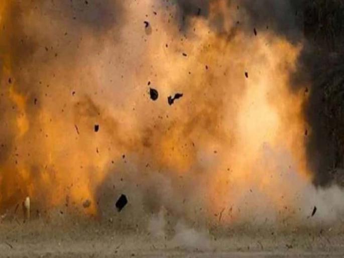 Karnataka Lover blows himself up with gelatin sticks in Mandya | प्रेयसीच्या दारात पोहोचताच तरुणाने केला स्फोट; अवस्था पाहून घरच्यांना बसला धक्का Karnataka Lover blows himself up with gelatin sticks in Mandya | प्रेयसीच्या दारात पोहोचताच तरुणाने केला स्फोट; अवस्था पाहून घरच्यांना बसला धक्का