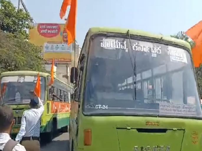 The bus service from Maharashtra to Karnataka which was closed for the last five days has resumed due to the beating of an ST driver in Karnataka | महाराष्ट्रातील एसटी चालकास मारहाण: वाद निवळला, महाराष्ट्र-कर्नाटक बससेवा सुरू The bus service from Maharashtra to Karnataka which was closed for the last five days has resumed due to the beating of an ST driver in Karnataka | महाराष्ट्रातील एसटी चालकास मारहाण: वाद निवळला, महाराष्ट्र-कर्नाटक बससेवा सुरू