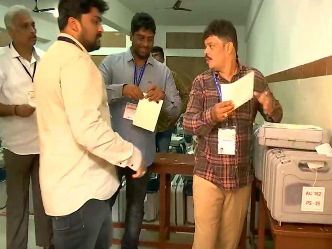 BJP leading in Karnataka bypolls results trends | कर्नाटक विधानसभा पोटनिवडणुकीच्या सुरुवातीच्या कलांमध्ये भाजपाला आघाडी BJP leading in Karnataka bypolls results trends | कर्नाटक विधानसभा पोटनिवडणुकीच्या सुरुवातीच्या कलांमध्ये भाजपाला आघाडी