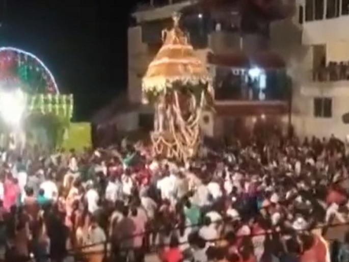 Thousands Defy Covid Rules To Attend Chariot Festival At Chikkamagaluru District In Karnataka | Karnataka Chariot Festival : कोरोनाची भीती नाही! रथोत्सवात हजारोंची गर्दी, भाविकांकडून कोरोना नियमांची पायमल्ली Thousands Defy Covid Rules To Attend Chariot Festival At Chikkamagaluru District In Karnataka | Karnataka Chariot Festival : कोरोनाची भीती नाही! रथोत्सवात हजारोंची गर्दी, भाविकांकडून कोरोना नियमांची पायमल्ली