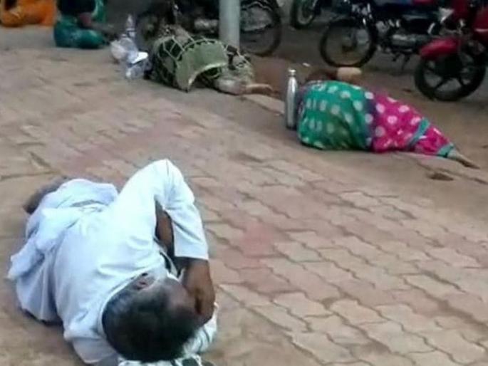 coronavirus news patients seen sleeping on footpath outside brims hospital in karnataka | CoronaVirus News: धक्कादायक! रुग्णालयात बेड मिळेना; कोरोना रुग्णांना झोपावं लागतंय रस्त्यावर coronavirus news patients seen sleeping on footpath outside brims hospital in karnataka | CoronaVirus News: धक्कादायक! रुग्णालयात बेड मिळेना; कोरोना रुग्णांना झोपावं लागतंय रस्त्यावर