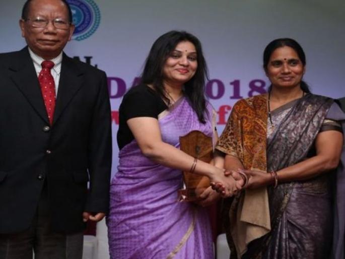 former karnataka dgp ht sangliana gave derogatory remarks about nirbhaya mother asha devi in banglore | 'निर्भया'च्या आईच्या सौंदर्यावरून तिच्या रूपाची कल्पना करू शकतो; माजी DGPची जीभ घसरली