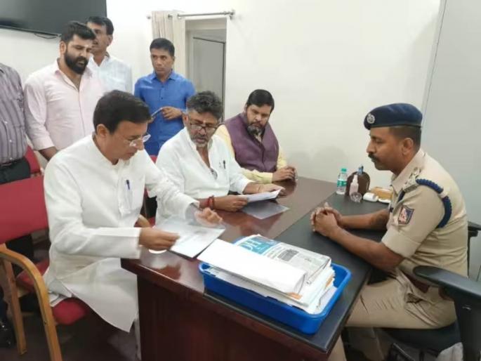 karnataka election 2023 congress dk shivakumar file police complaint against hm amit shah | 'प्रक्षोभक वक्तव्ये, शत्रुत्व आणि द्वेष...', काँग्रेसची भाजप आणि अमित शहांविरोधात तक्रार karnataka election 2023 congress dk shivakumar file police complaint against hm amit shah | 'प्रक्षोभक वक्तव्ये, शत्रुत्व आणि द्वेष...', काँग्रेसची भाजप आणि अमित शहांविरोधात तक्रार