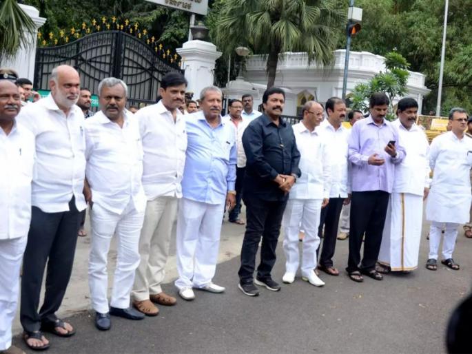 Supreme Court says 17 Karnataka MLAs can contest the by-elections in the state | सुप्रीम कोर्टाचा मोठा निर्णय; अपात्र आमदारांना निवडणूक लढता येणार, पण... Supreme Court says 17 Karnataka MLAs can contest the by-elections in the state | सुप्रीम कोर्टाचा मोठा निर्णय; अपात्र आमदारांना निवडणूक लढता येणार, पण...