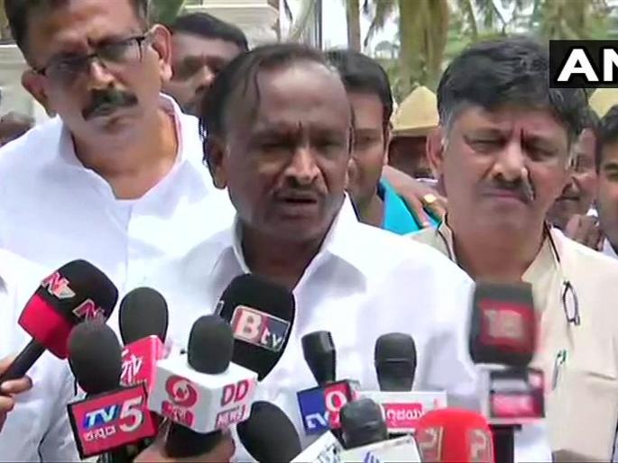 karnataka crisis Congress Reaching Out To Rebel Mlas In A Bid To Win Them Back | कर्नाटकी नाट्यात काँग्रेसला दिलासा; एका आमदाराचं बंड थंड karnataka crisis Congress Reaching Out To Rebel Mlas In A Bid To Win Them Back | कर्नाटकी नाट्यात काँग्रेसला दिलासा; एका आमदाराचं बंड थंड